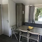 Camping De Collignon مكان تخييم