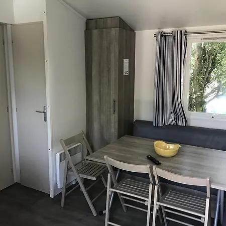 Camping De Collignon مكان تخييم