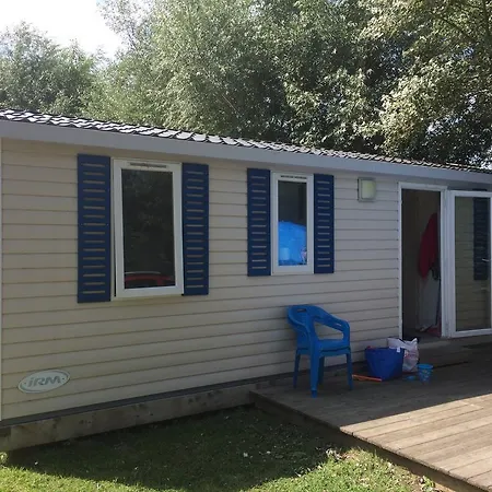 Camping De Collignon مكان تخييم